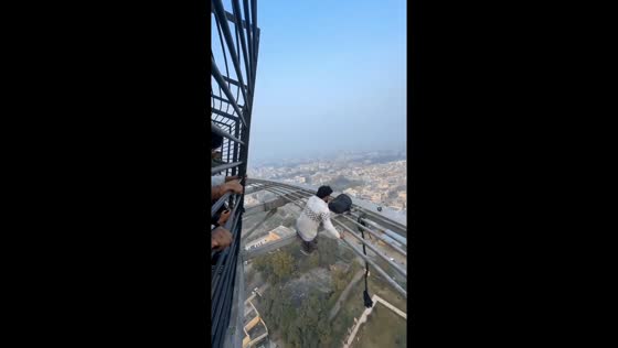 Man performs dangerous act on tower in Hisar, India
