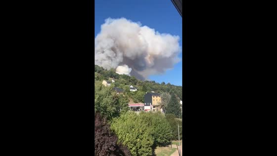Towering smoke engulfs hillside as wildfire threatens homes in Sosas de Laciana, Spain