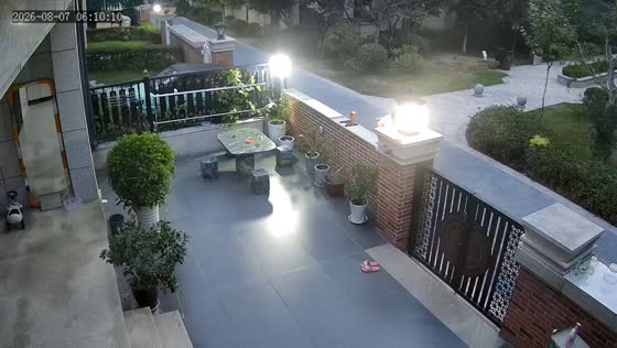 Woman finds a funny way to escape after getting locked inside in Sichuan, China