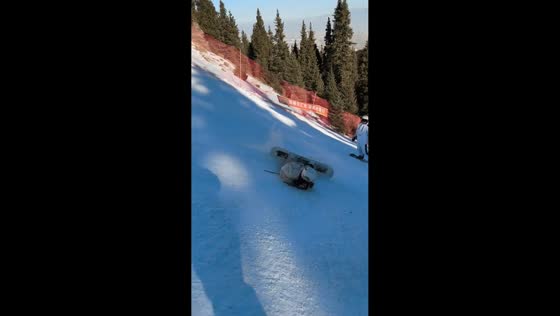 Skiing mishap turns into laughter in Xinjiang, China
