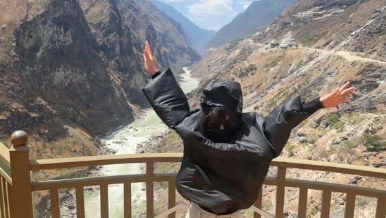 Inflatable jacket reacts to strong wind at Tiger Leaping Gorge in Yunnan, China