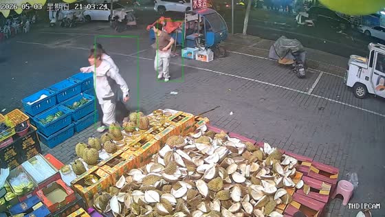 Sudden strong wind causes disruption on busy street in Jiangsu, China