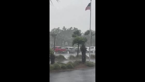 Sudden thunderstorm brings heavy rain and strong winds to Destin, USA