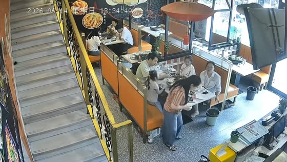 Restaurant staff save choking woman in Jiangsu, China