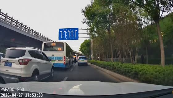 Pedestrian hit while crossing during traffic jam in Shanxi, China