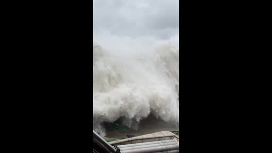 Terrifying waves in Istanbul: dramatic video captures sea wall breach