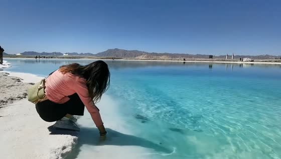 Woman falls into salt lake while sitting at the water's edge in Qinghai, China