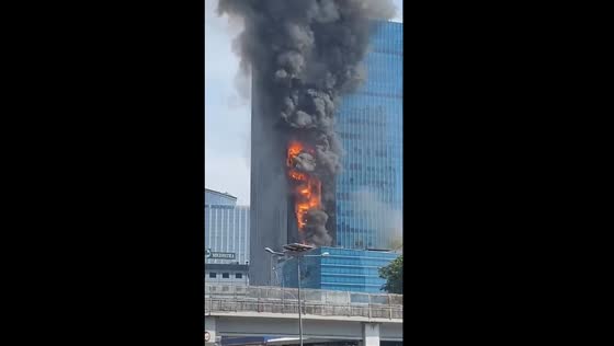 Massive blaze engulfs building in South Jakarta: dramatic footage of fire and smoke