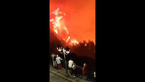 Massive wildfire lights up mountains in Agerola, Italy
