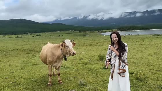 Cow playfully nudges woman as she laughs in Yunnan, China