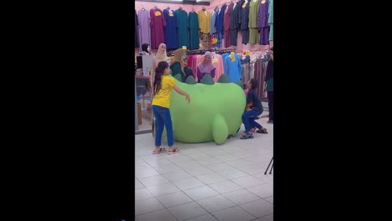 Children's kindness shines as they help fallen green doll rise again