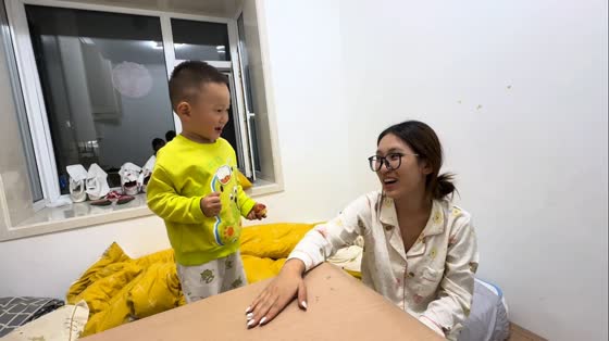 Little boy cries after losing slap hand game in Jilin, China