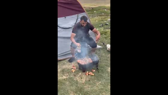 Camping mishap: Skewered food falls into dirt after grill failure in Istanbul, Turkey