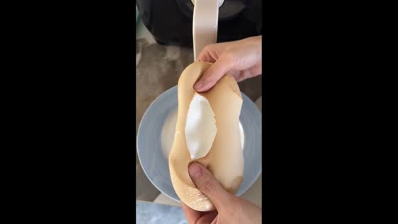 Jiggly Nuojiji stretches fresh from the air fryer in Fujian, China