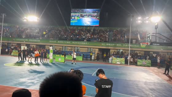 Man makes backward basketball shot with flip in Shandong, China