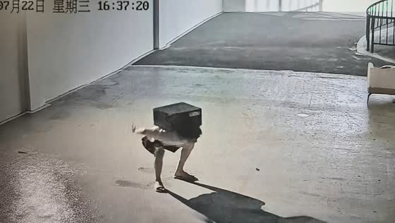 Man saves computer from fall with quick reflexes after slipping in Zhejiang, China