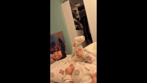 Baby adorably keeps legs raised while copying a playful family moment in Russia