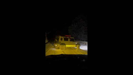 Car drifts out of control on slippery road in Kufri, India