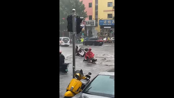 Sudden downpour floods busy intersection in Jinan, China
