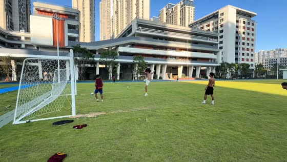 Unexpected football mishap hits player in Fujian, China