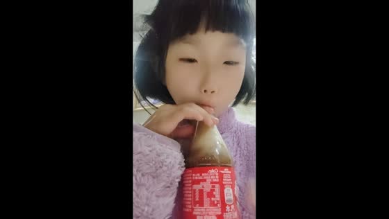 Girl triggers soda eruption with Mentos and cola in Sichuan, China