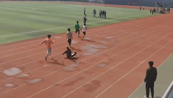 Runner stops to help competitor after start-line fall in Shanxi, China