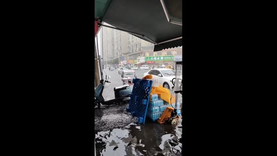 Severe flooding disrupts traffic and businesses in Anhui, China