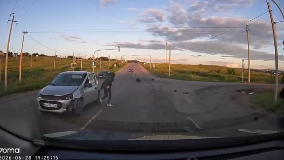 Motorcyclist seriously injured after being rear-ended at intersection in Tatarstan, Russia