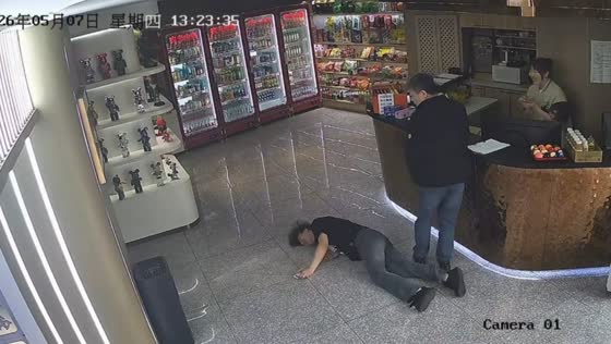 Man slips and falls while running inside store in Heilongjiang, China