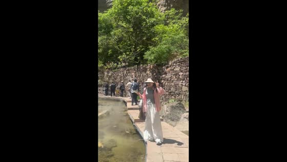 Woman falls into water after turning on bridge in Hebei, China