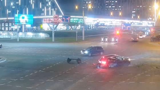 Hyundai runs red light and crashes into Belgee in Minsk, Belarus