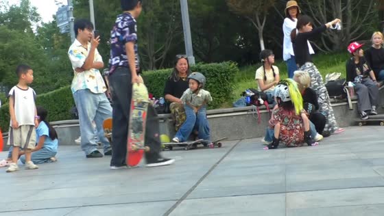 Skateboard slips into bystander during jump in Shaanxi, China