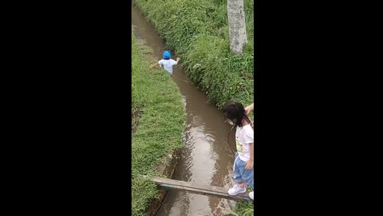 Unexpected mishap in Tabanan: child takes a tumble 
