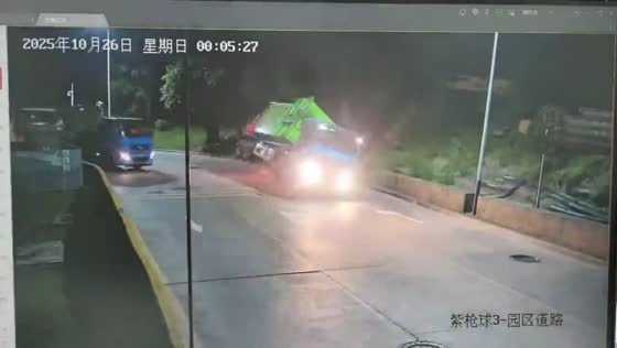 Large truck tips over, crashes into pole in Guangdong, China