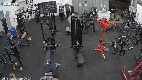 Gym accident caught on camera in Araraquara, São Paulo, Brazil