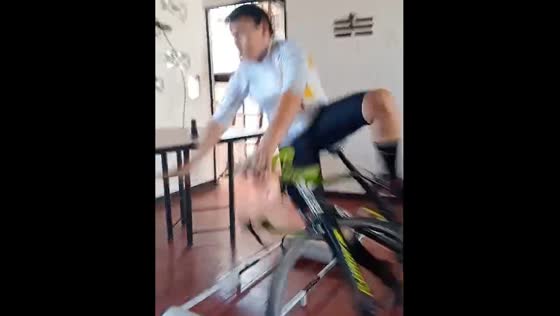 Cyclist falls off bike rollers in Villavicencio
