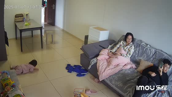 Parents' clever reaction stops child from crying in Guangdong, China