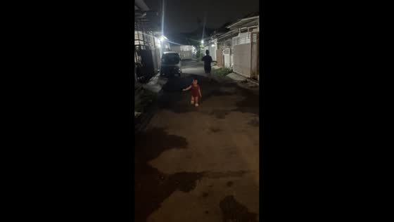 Father surprises daughter with “titan” prank in Bandung, Indonesia