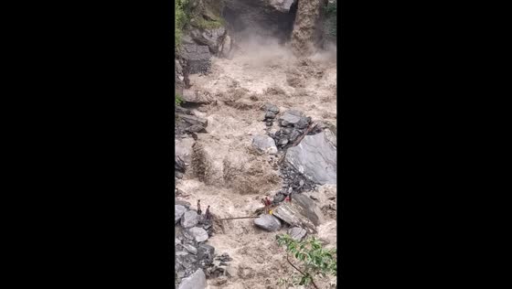 Powerful river current traps people in Chamba, India