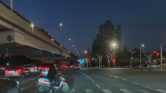 Car strikes motorcycle at intersection in Jiangxi, China