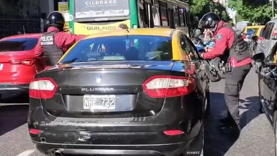 Taxi driver falls asleep at traffic light in Buenos Aires