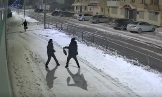 A drunken man staged a fight with a passerby.