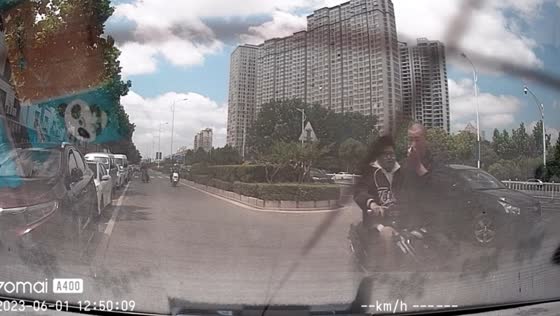 Shocking dashcam footage captures motorcycle collision with pedestrian in Shanxi Province