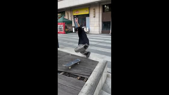 Loose plank causes sudden skateboard fall in Sichuan, China