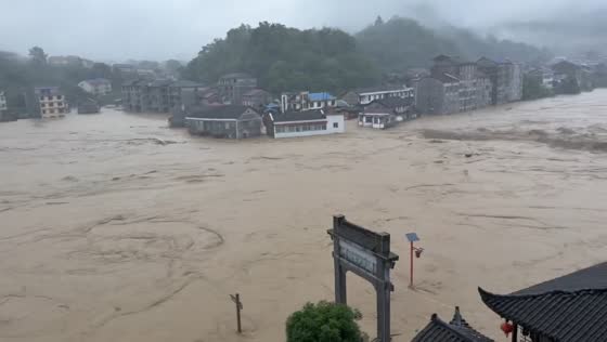 Massive flash floods overwhelm Hupingshan Town after record rainfall in Hunan, China