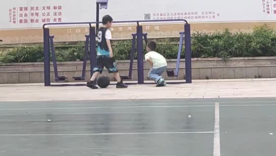 Boy gets hit by a moving outdoor exercise machine in Chongqing, China