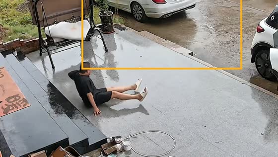 Man slips on wet stairs during rainy day in Zhejiang, China
