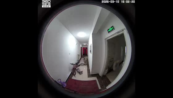 Man falls from hoverboard after hitting bike in Shaanxi, China