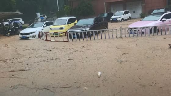 Sudden muddy flood sweeps through parking area in Zhejiang, China