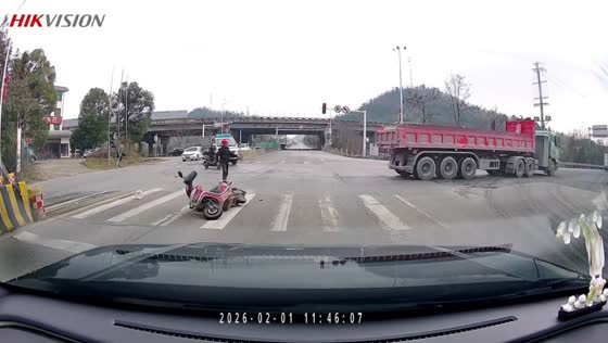 Motorcycle rider hit by truck and falls again while recovering in Hunan, China